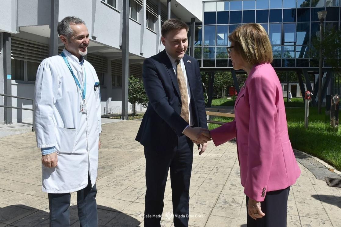 Commissioner Kyriakides shaking hands with Minister of Health Šimun,  on the left side is Laušević