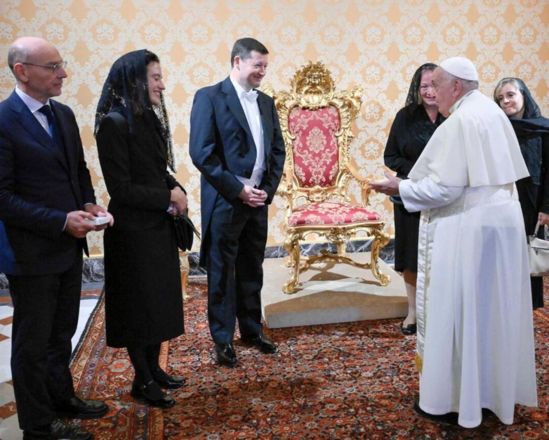 Ambassador meets the Pope at the Vatican