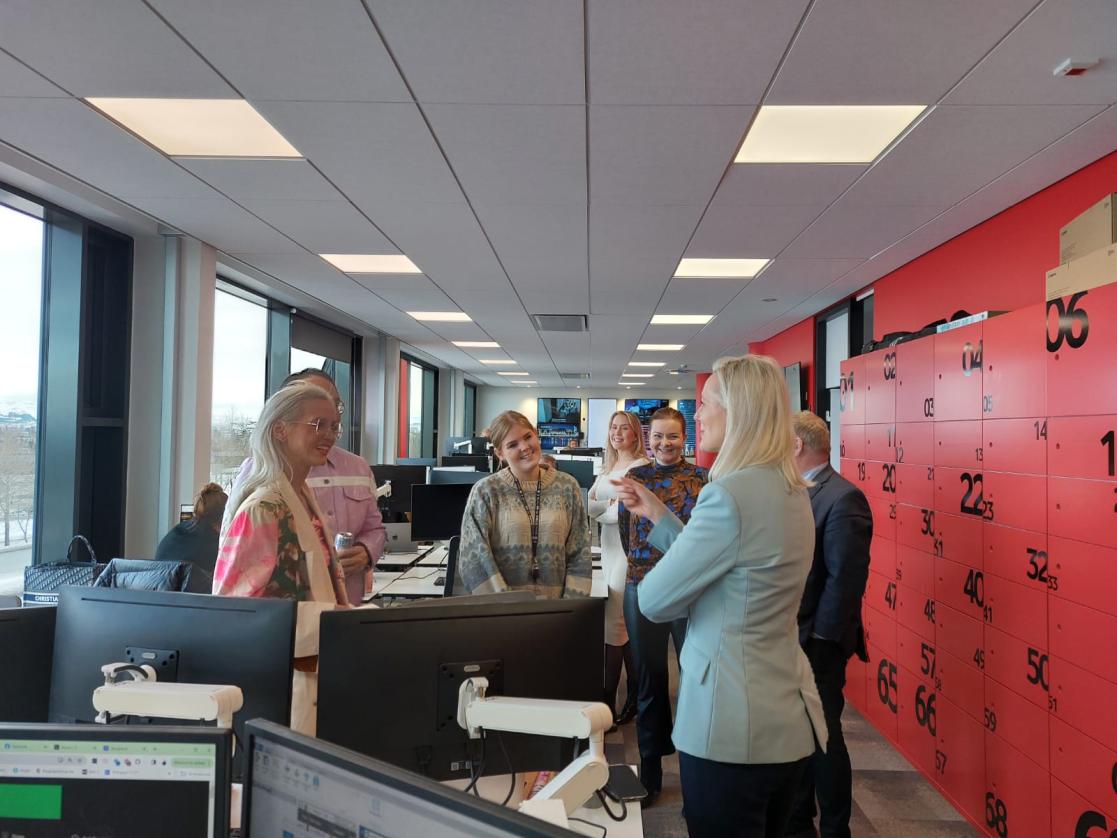 The EU Ambassador chats with staff members of Vísir