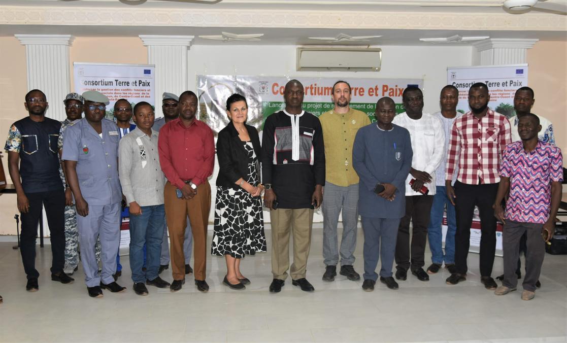le projet « Terre et Paix » fait partie du grand programme de l’Union européenne dans le triangle Ouagadougou – Koudougou – Dédougou – Bobo-Dioulasso, qui a pour objectif global de renforcer la résilience des populations affectées par la crise sécuritaire.
