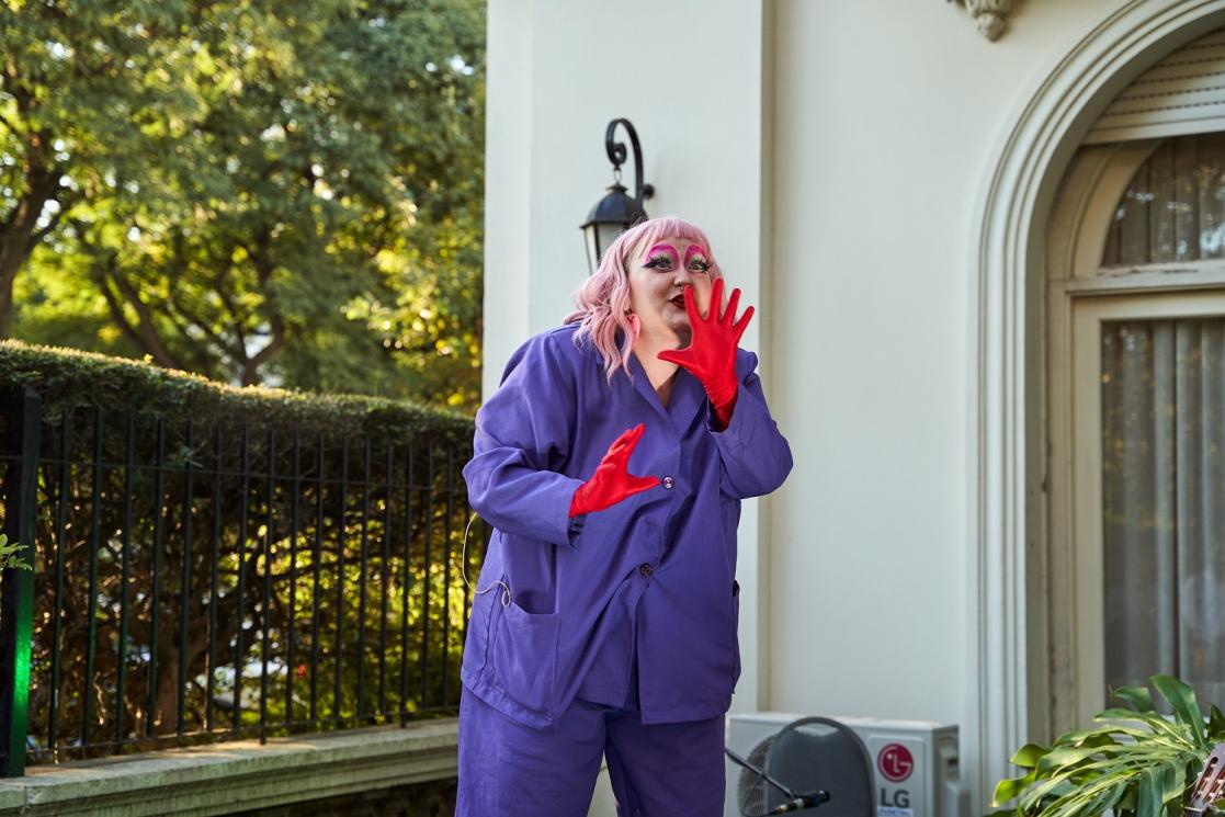 Francesa haciendo stand up