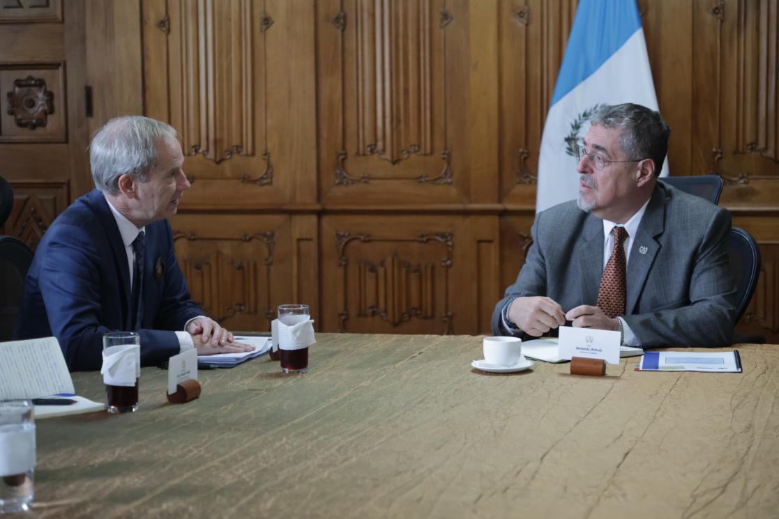 Sr. Skoog conversa con el Presidente Arévalo
