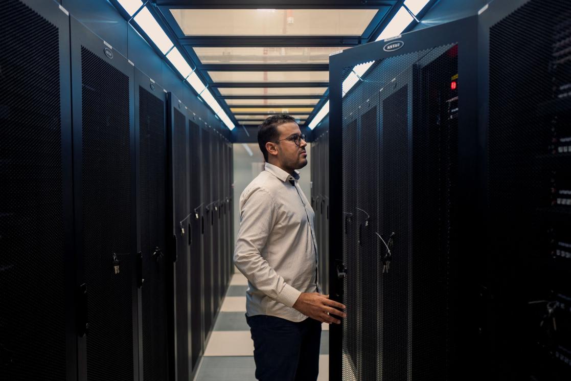 Data center à Nouakchott, Mauritanie. Homme dans la salle des serveurs