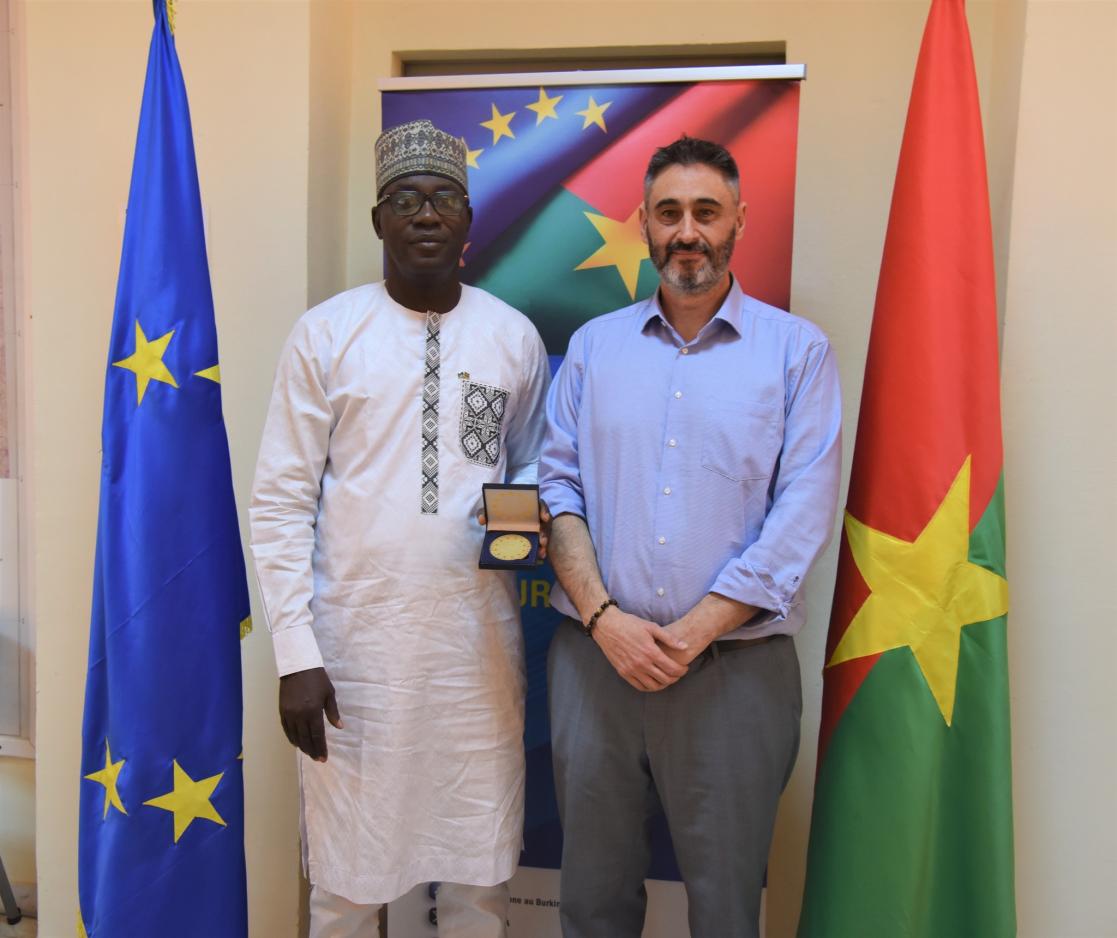 20 ans au service de l’Union européenne : trois collègues reçoivent des médailles de reconnaissance