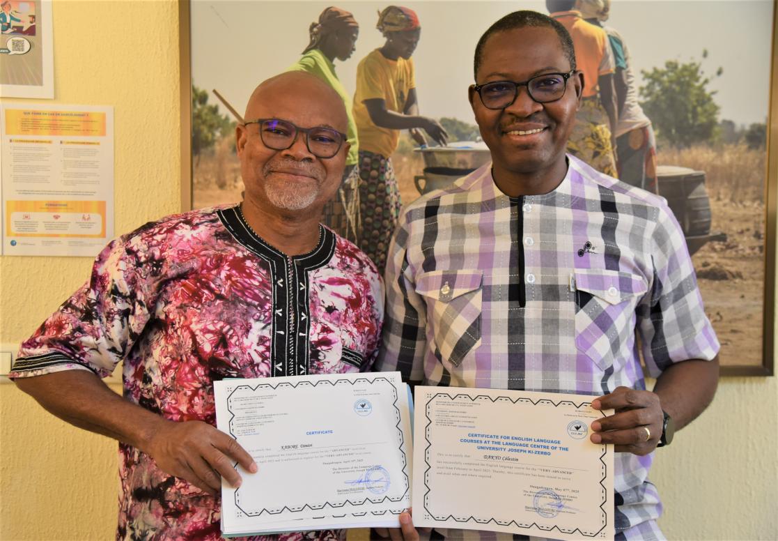 les participants de la Délégation de l’UE au Burkina Faso reçoivent leurs attestations