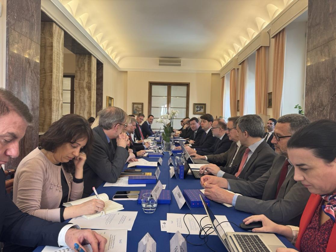Homs long table