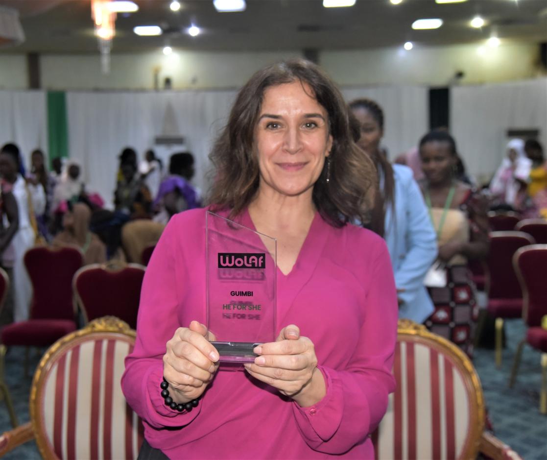 l’ambassadeur Daniel Aristi Gaztelumendi reçoit le Guimbi d’honneur « He for She-promotion du leader