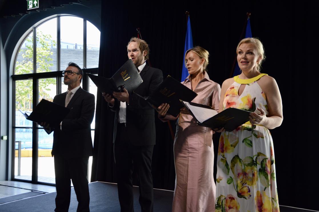 Ensemble Solvind performing on stage