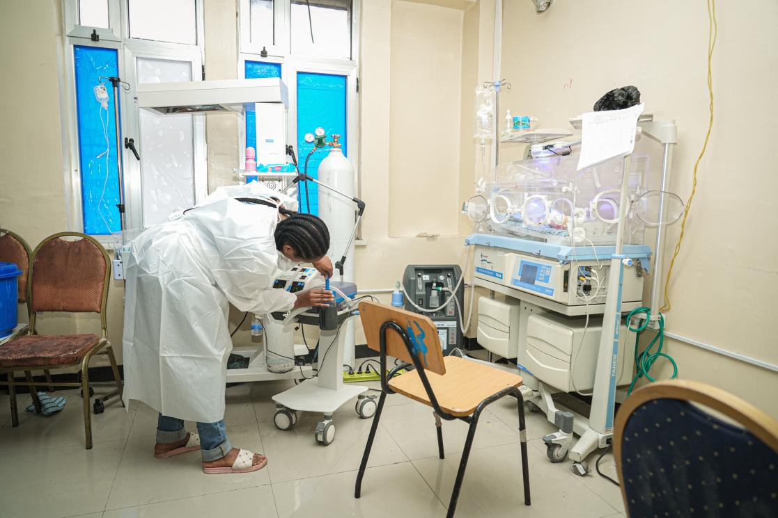 Resident operating on SIPAP Machine