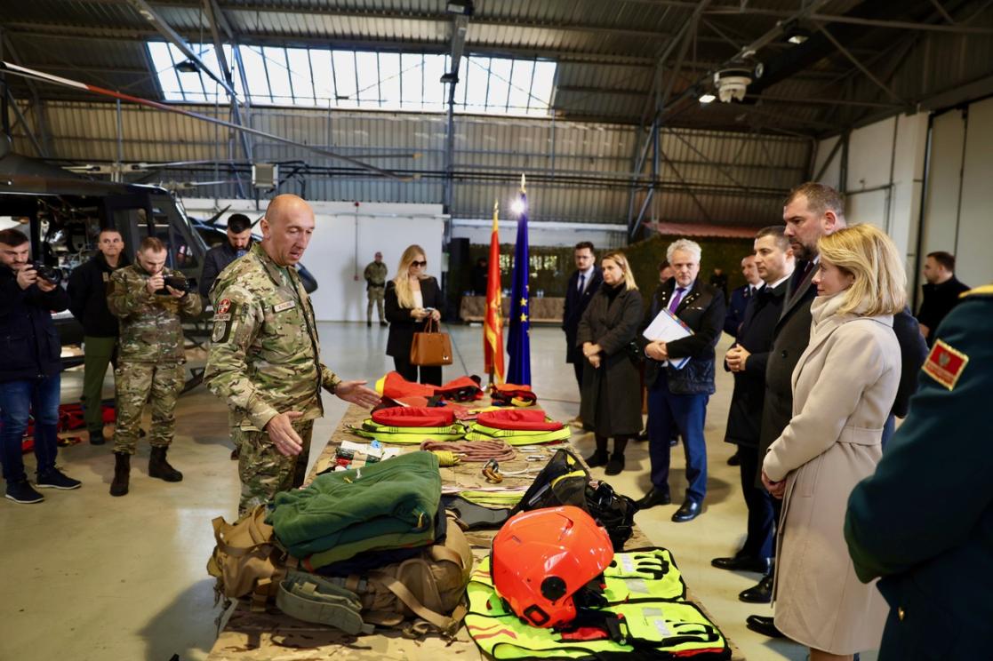 Presenting of military equipment to Kaja Kallas