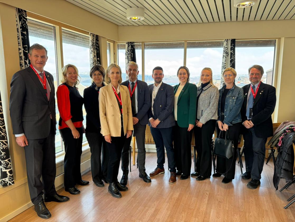 Ambassadørene med ordføreren i Kirkenes, Magnus Mæland