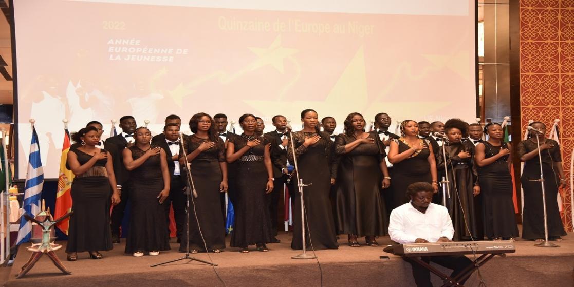 La Chorale des étudiants a a interprété en live les hymnes du Niger et d’Europe et a animé la cérémonie avec notamment l’hymne à la jeunesse nigérienne