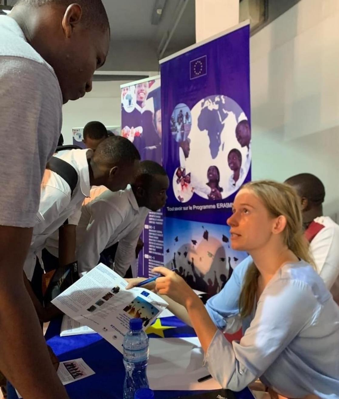 Charlotte DE GRAUW, Chargée de Programme et Point Focal Jeunesse à la Délégation de l'UE au Niger, a animé le stand où les étudiants pouvaient recevoir toutes les informations sur les bourses proposées dans le cadre du Programme Erasmus+.