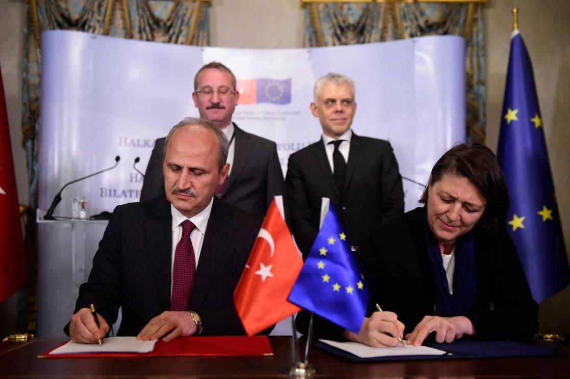 .Commissioner Bulc and Minister Mehmet Cahit Turhan are signing the project financing agreement for the Halkalı – Kapıkule railway projec