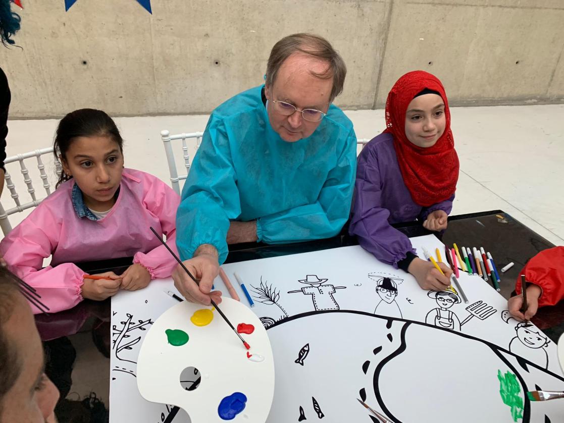 people drawing