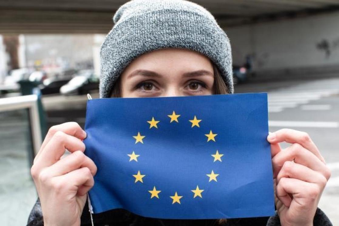 Person holding an EU flag