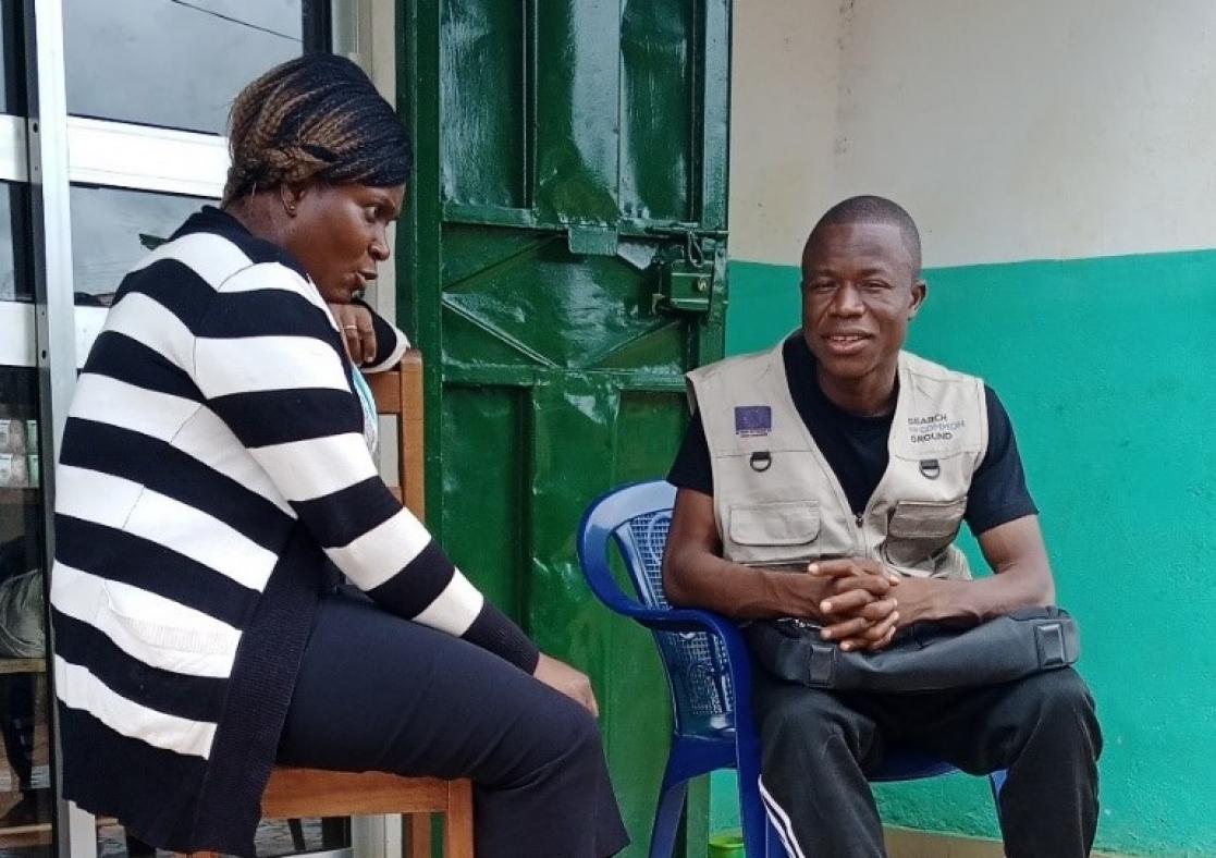 Woman and man talking sitting on two chairs