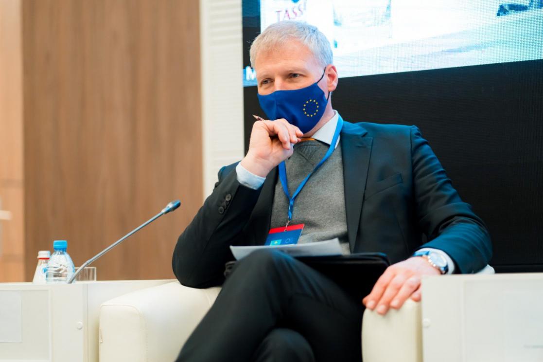 Man with sanitary mask