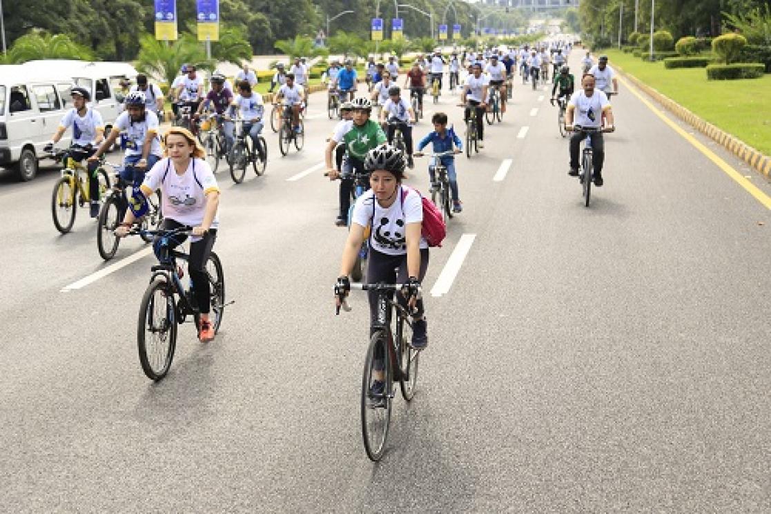 women cycling 