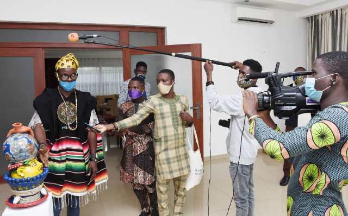 Person with traditional costumes attending to the media