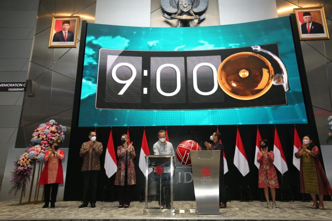 Seven people on a stage, behind them a huge screen with a 9-minute countdown and a buzzer