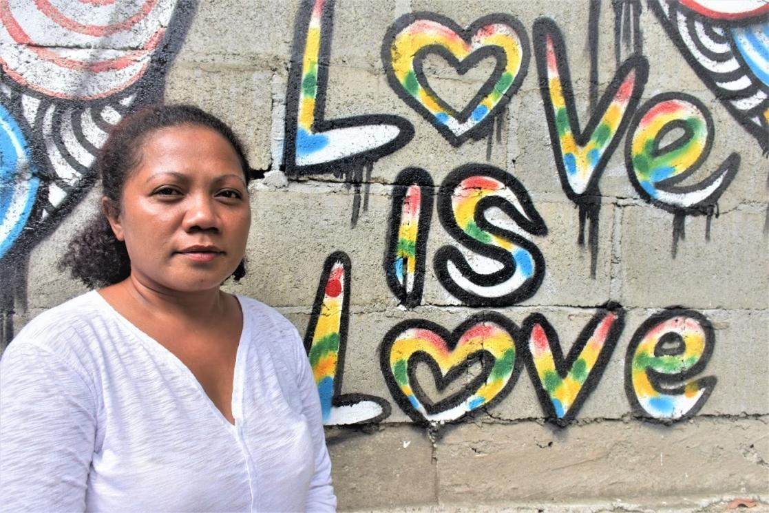 Woman posing in front of a graffiti