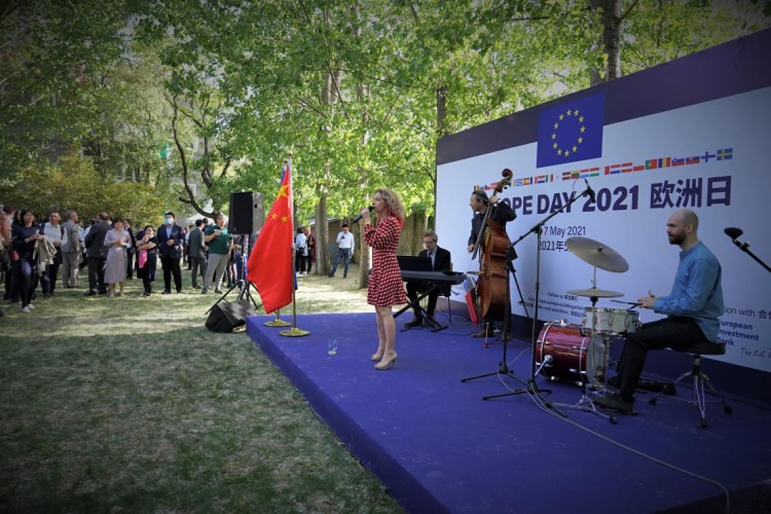 Woamn talking with a microphone