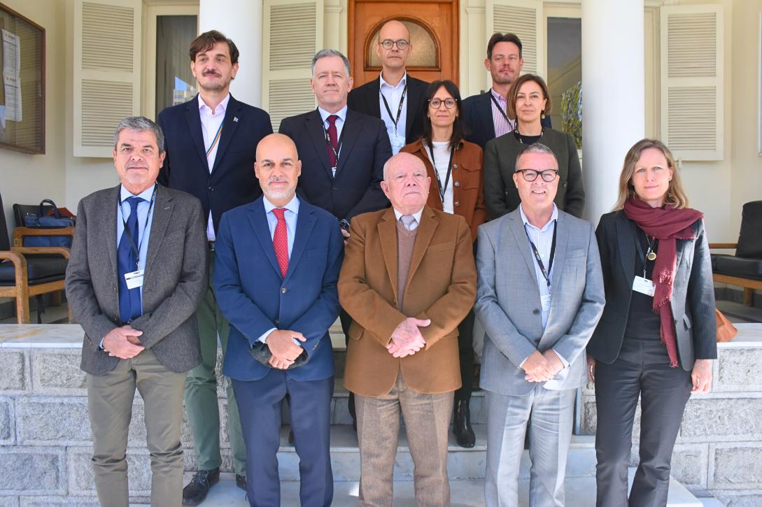 El equipo central de la MOE UE Bolivia 2025, junto con el presidente del TSE, Óscar Hassenteufel.