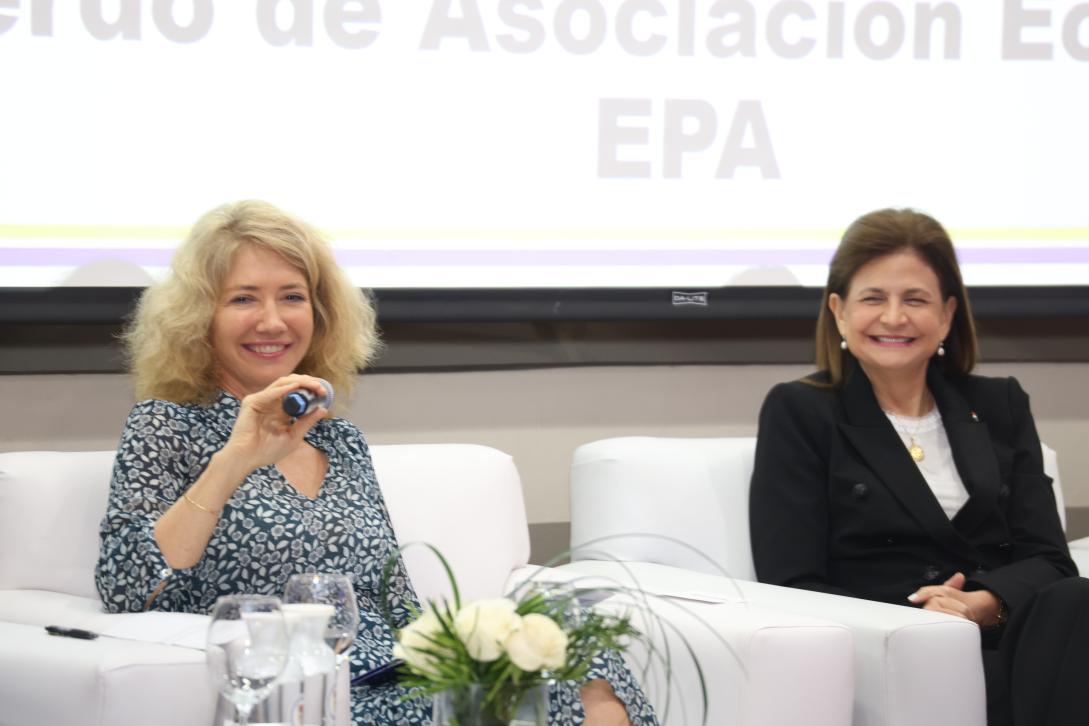 La Embajadora Afheldt y la Vicepresidenta Peña en el conversatorio sobre las relaciones UE-RD