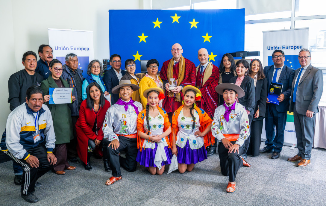 Acto de donación del material utilizado por la MOE UE Bolivia 2025.