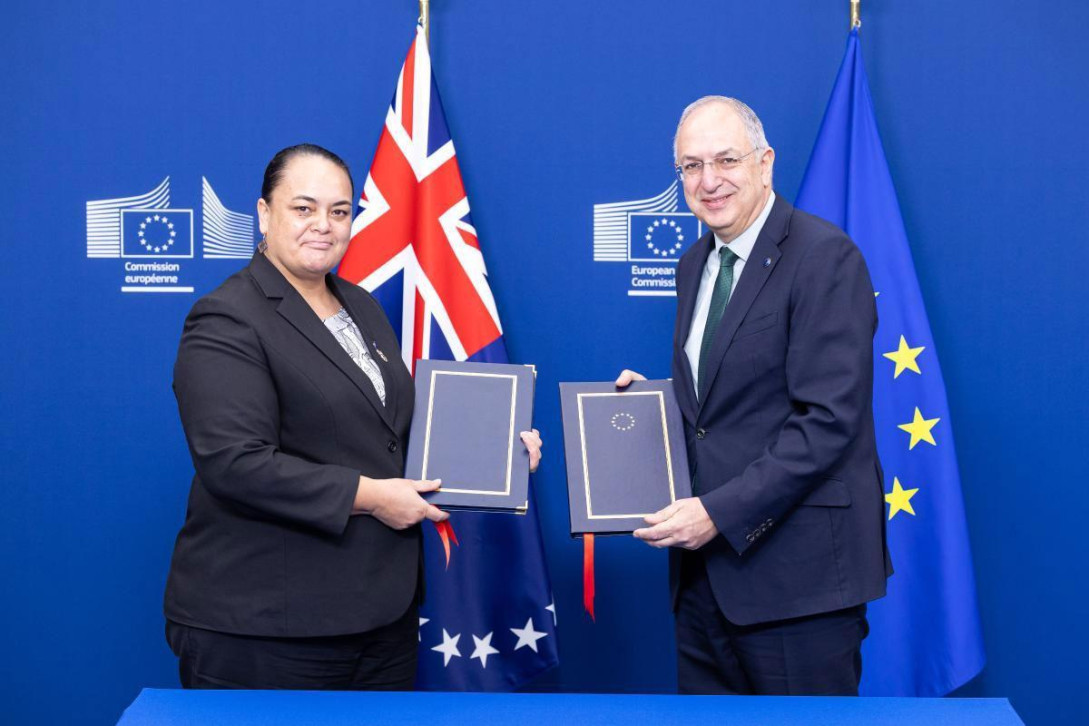 Pamela Maru, Secretary for the Ministry of Marine Resources of the Cook Islands and Costas Kadis, Eu