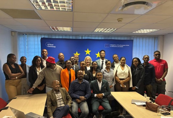 Ambassador Petra Pereyra with the journalists