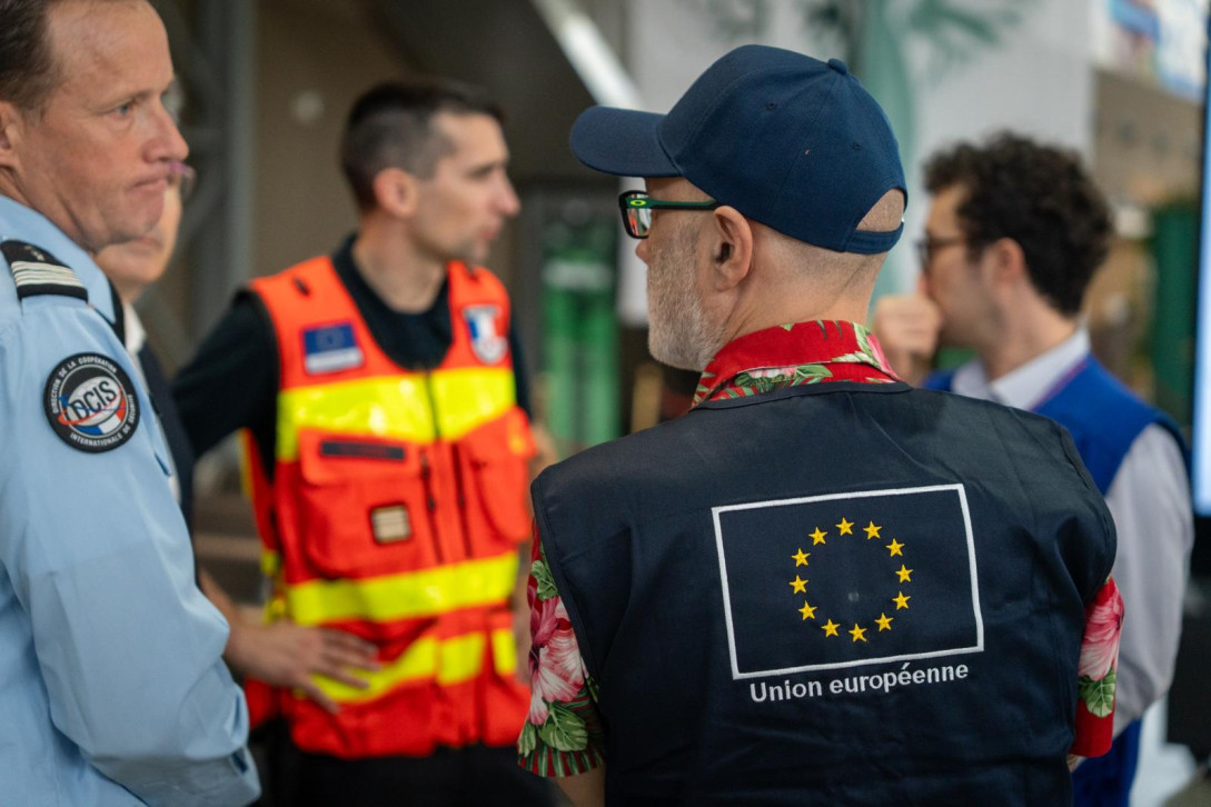 L'équipe de l'UE, présente lors de l'arrivée des équipements