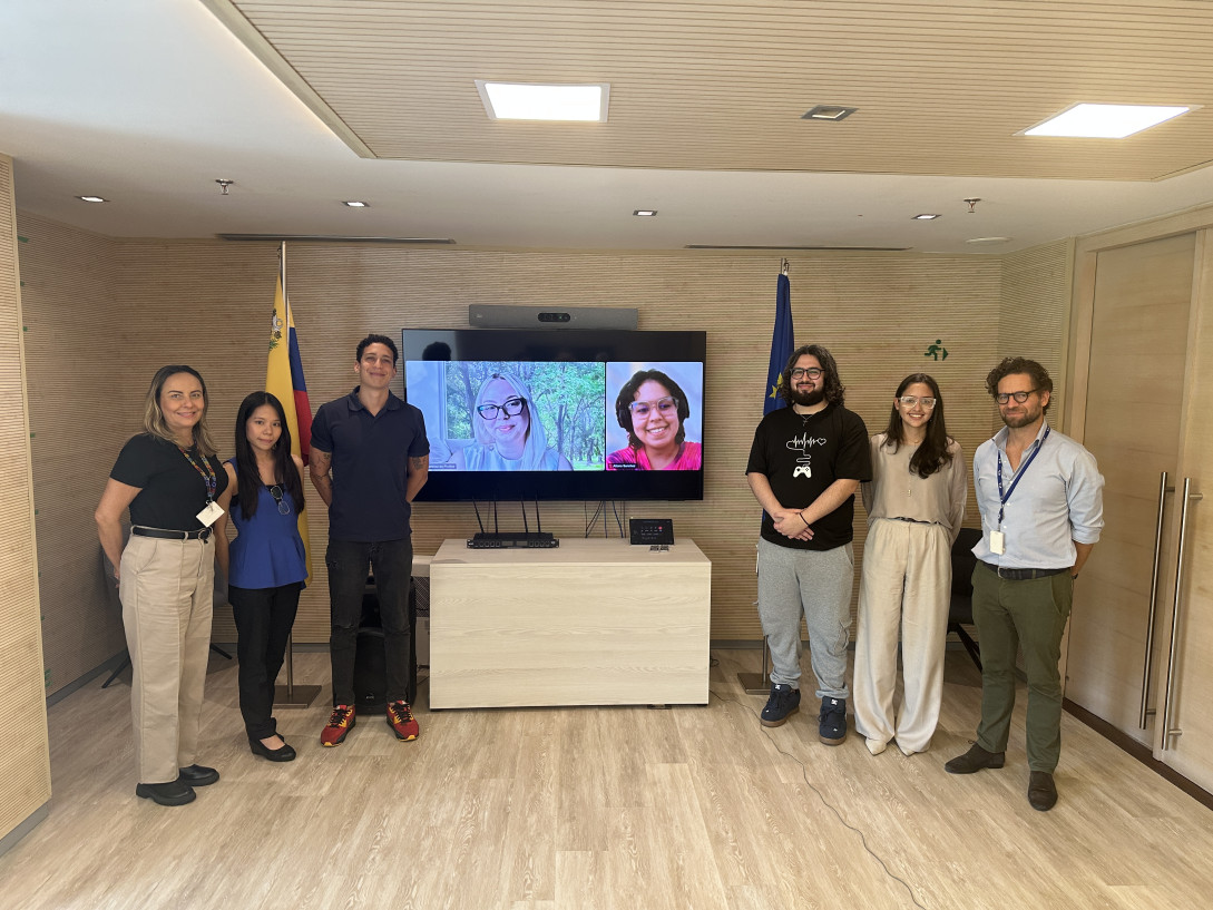 Imagen de seis estudiantes venezolanos junto a representantes de la Unión Europea en Venezuela