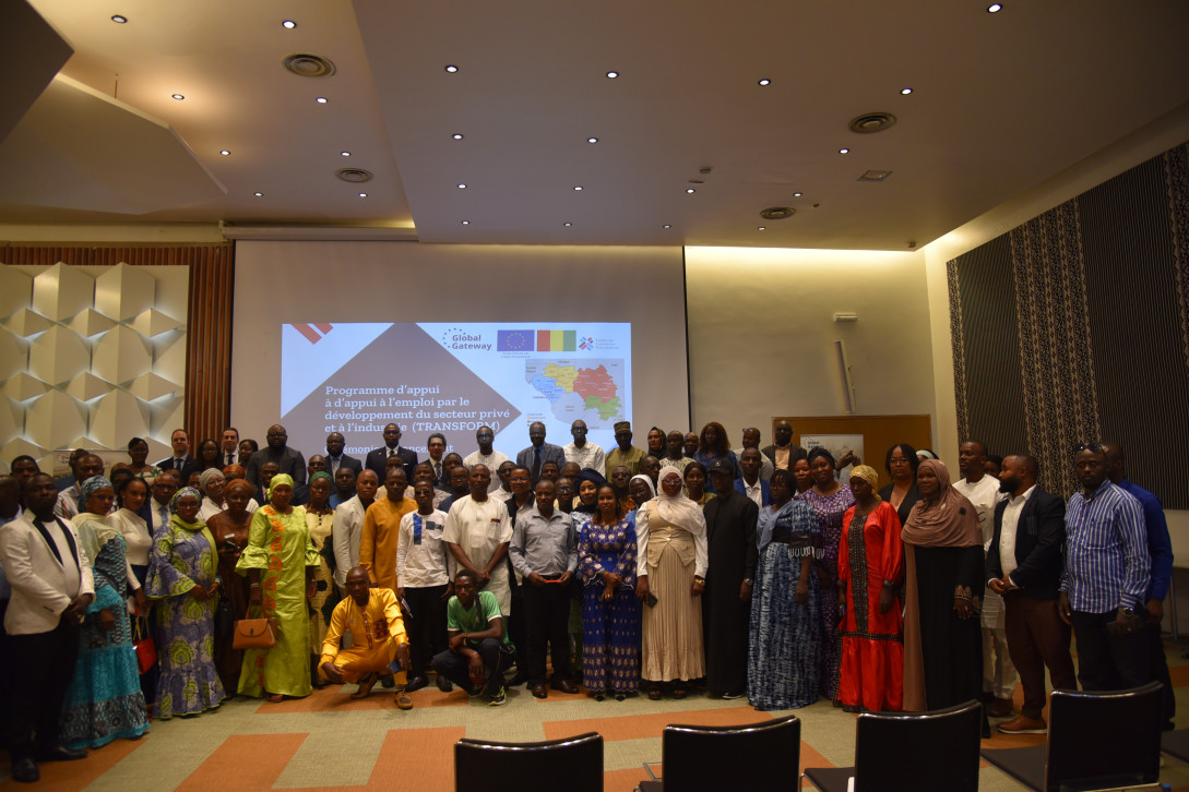 Groupe de personnes dans une salle