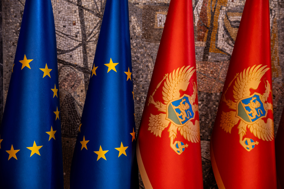 4 flags, 2 of the EU and two flags of Montenegro