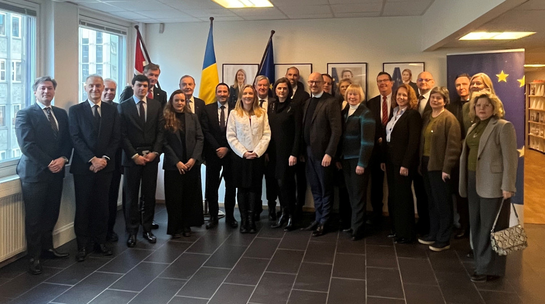 Gruppebilde med David O'Sullivan og EU ambassadører