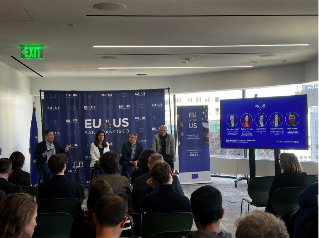 Panel picture with audience