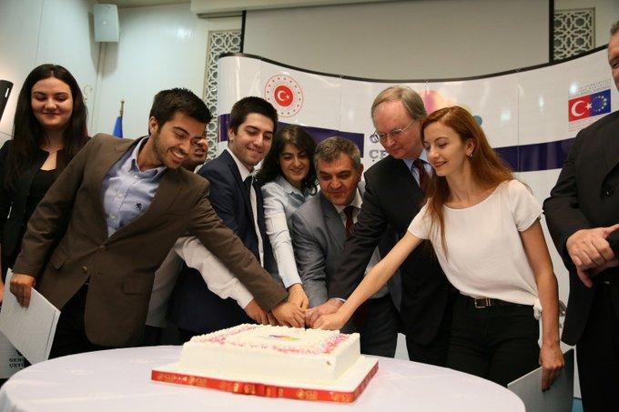 Bu sene 9'uncusu düzenlenen Genç Çevirmenler Yarışması'nın kazananları AB Türkiye Delegasyonu Başkanı Büyükelçi Christian Berger ve AB Büyükelçiliklerinin katıldığı törenle sertifikalarını aldı