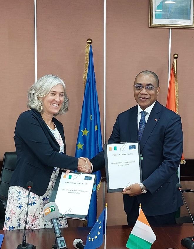 S.E. Mme Francesca Di Mauro, ambassadrice de l'UE, et M. Adama Coulibaly, ministre de l'Economie et des Finances