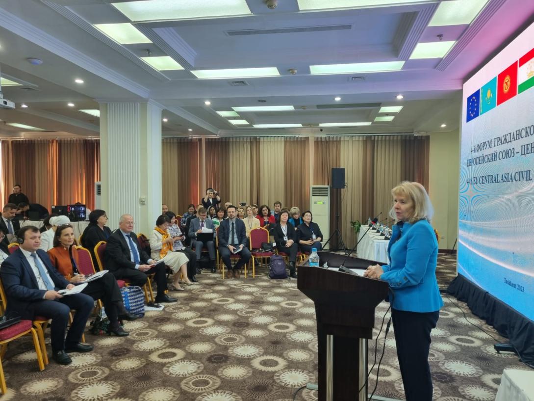 Speaker and audience during a speech
