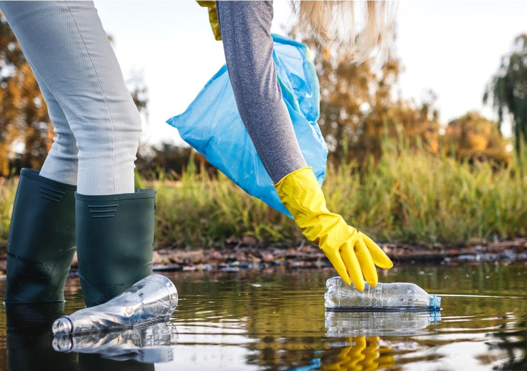 Cleaning lake from plastic pollution