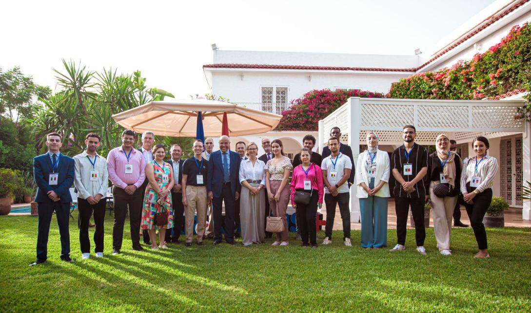 Cérémonie Erasmus+ Maroc avec un groupe de jeunes boursiers, l'ambassadrice de l'UE au Maroc et le Ministre de l'enseignement supérieur marocain. Photo prise dans le jardin de la résidence de l'UE 