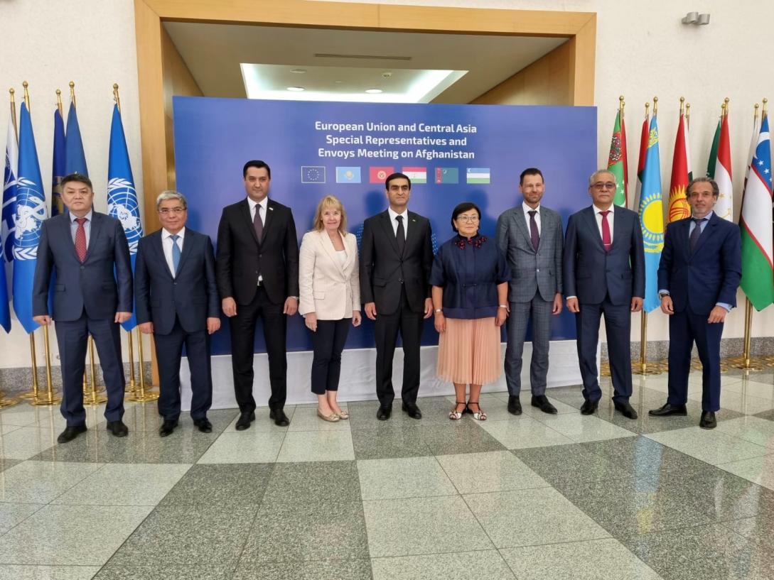 Group photo from the EU-Central Asia meeting on Afghanistan