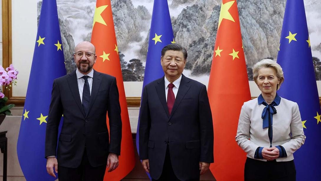 Chinese President Xi Jinping welcoming President Michel and President von der Leyen