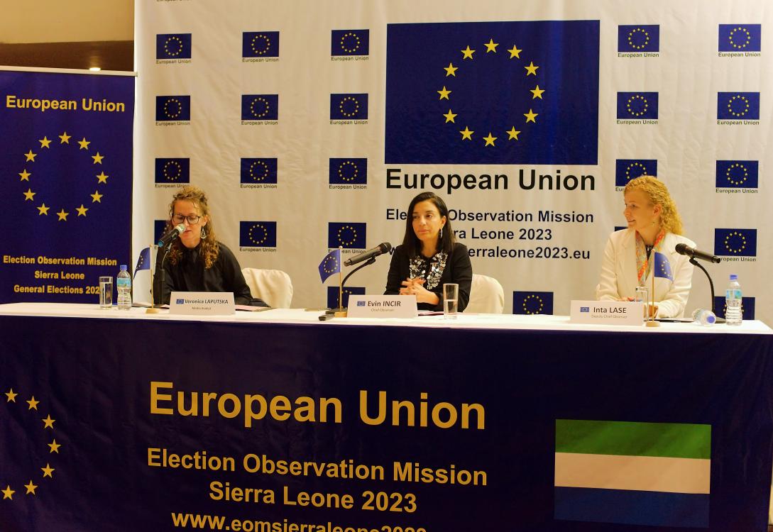 EU EOM Sierra Leone 2023 - Press Conference: Chief Observer + Deputy Chief Observer together with Media Analyst on stage