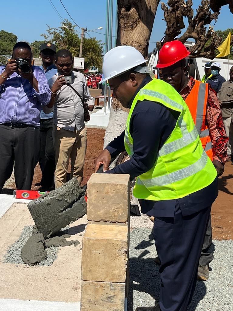 Presidente Filipe Nyusi lança, em Nampula, a primeira pedra para a reabilitação da estrada Nametil - Angoche.