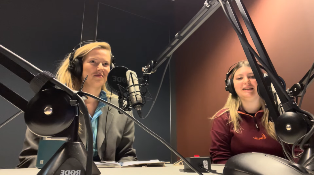 Picture of Emma Prins and Teodora Drucec side by side recording the podcast