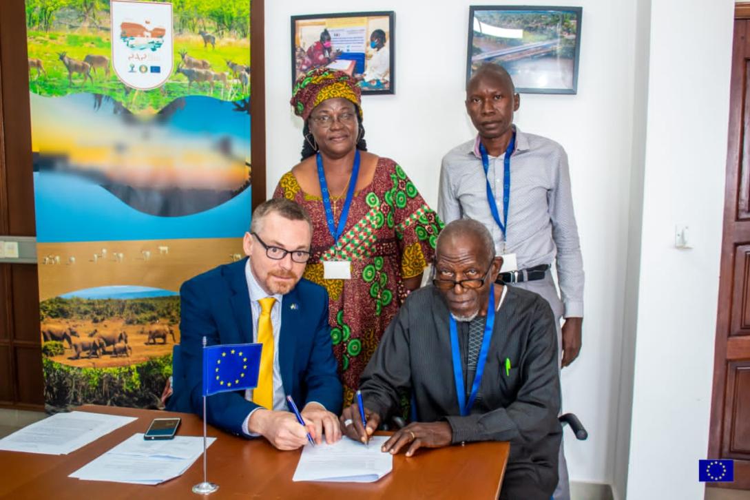 Ambassador Muller signs a grant contract with CSO represetatives 