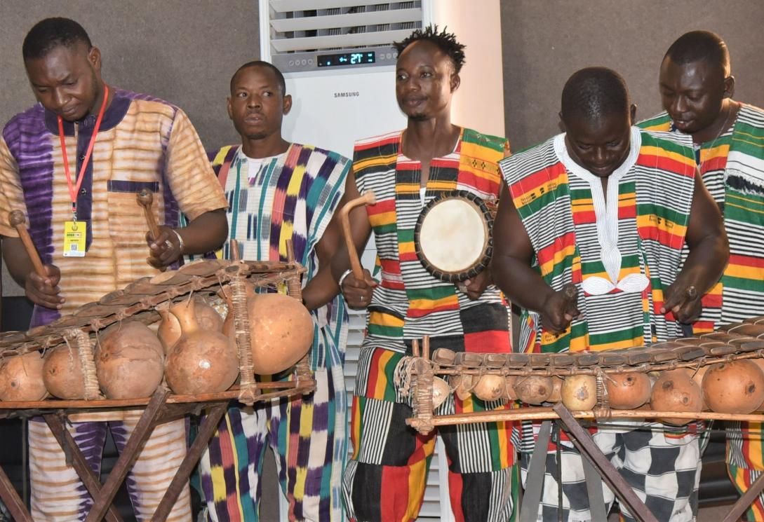 Prestation d'une troupe musicale de la ville de Bobo Dioulasso